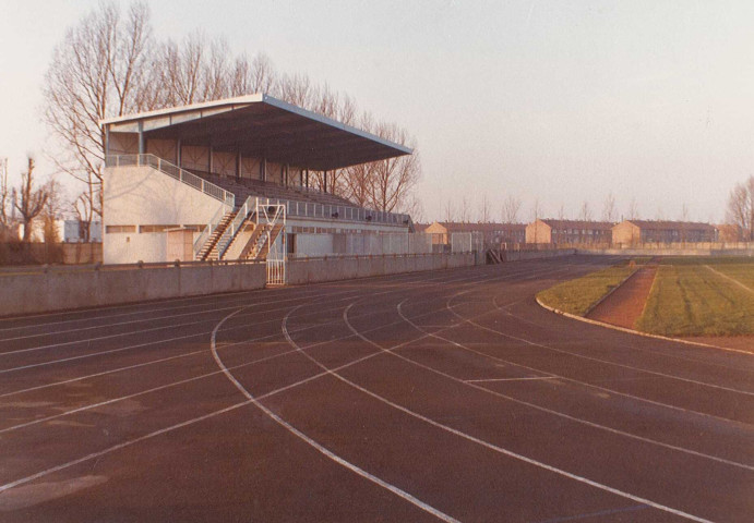 Tribune d'honneur du terrain n°1 et piste d'athlétisme au complexe sportif Léo Lagrange