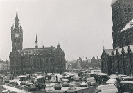 Place Saint-Vaast sous la neige un jour de marché