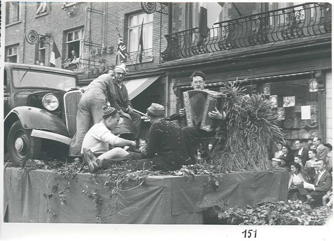 Arrivée d'un char au défilé de la fête des Nieulles au centre-ville