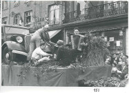 Arrivée d'un char au défilé de la fête des Nieulles au centre-ville