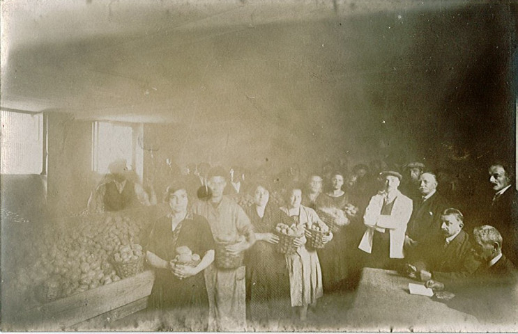 Distribution de pommes de terre aux femmes de grévistes