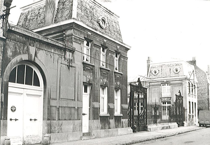 Entrée de la maison des frères Mahieu, service social départemental