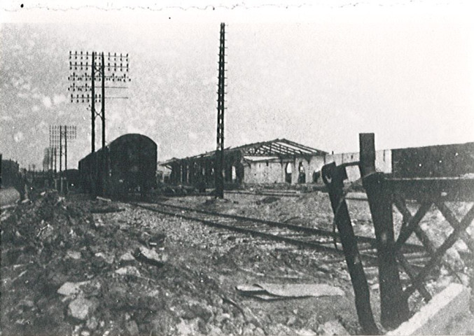 Gare après les bombardements de la voie ferrée