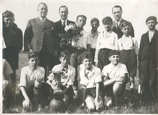 Équipe de joueurs de football posant avec leur trophée