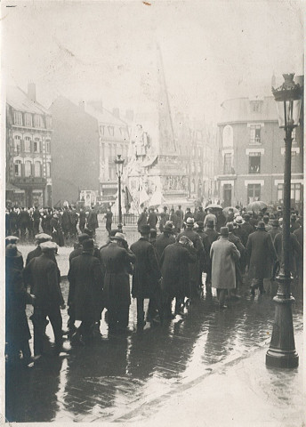 Cortège de musiciens et de personnalités défilant sur la Grand'Place