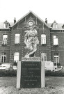 Sculpture Mademoiselle From Armentières devant l'hôpital