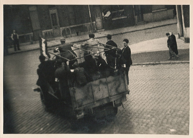 Résistants des Forces Françaises de l'Intérieur (FFI) à bord d'un camion