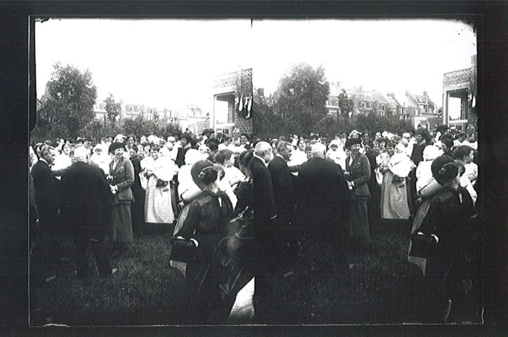 Visite officielle du ministre André Breton et d'une miss américaine pour l'inauguration de la Goutte de Lait / fondation Mahieu