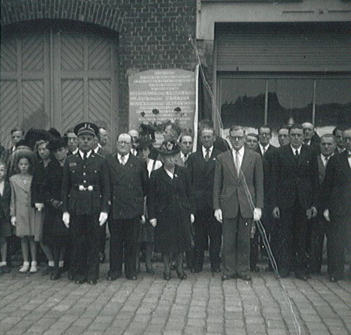 Inauguration de la plaque commémorative à la mémoire des victimes de 1944 en présence de personnalités, rue des Déportés