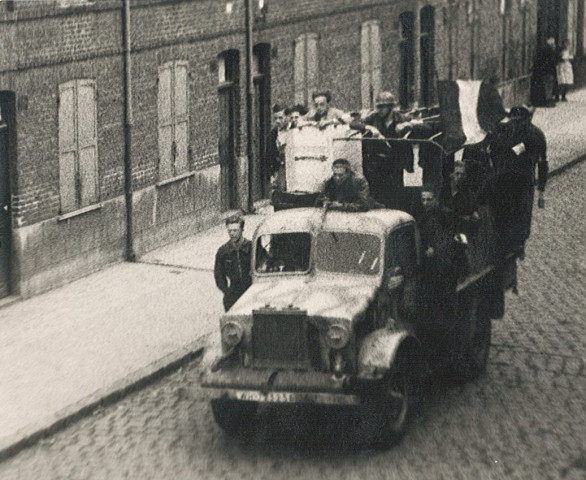 Résistants des Forces Françaises de l'Intérieur (FFI) à bord d'un camion rue du faubourg de Dunkerque