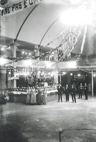 Spectacle du bal des fleurs en salle des fêtes