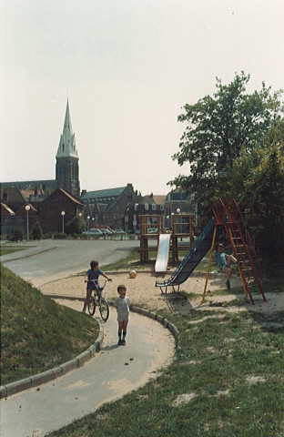 Jeux de plein air aménagé sur l'ancien parcours de la Lys (coulée verte)