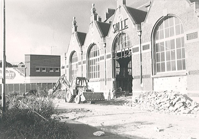 Percement d'une ouverture en façade, travaux de transformation de la salle des fêtes en Vivat