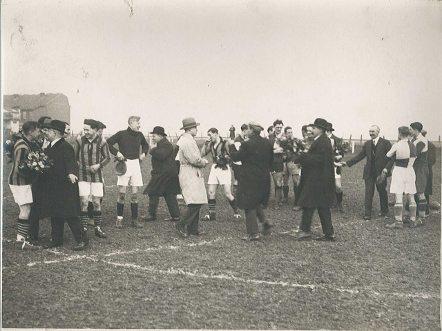 Joueurs se serrant les mains après un match de football [de la coupe du Nord]