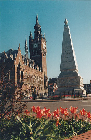 Monument aux morts et hôtel de ville