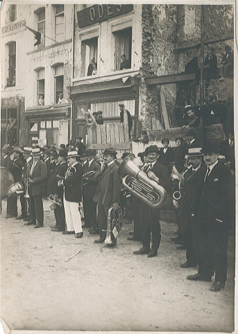 Cérémonie du 14 juillet dans les ruines de la ville avec un groupe de musiciens