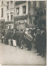 Cérémonie du 14 juillet dans les ruines de la ville avec un groupe de musiciens