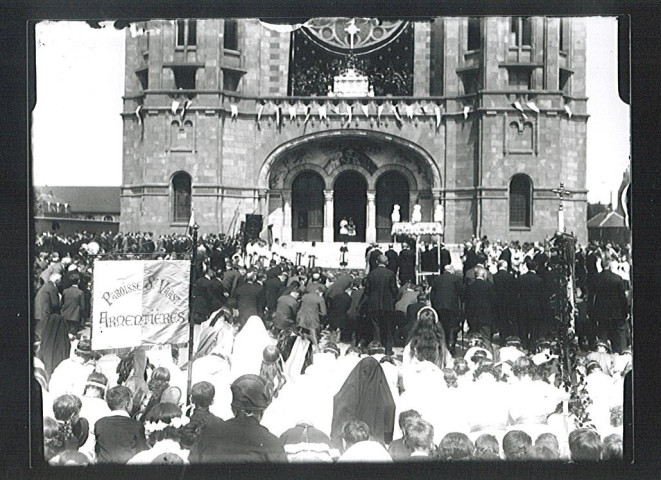 Rassemblement religieux devant l'église Notre-Dame du Sacré-Coeur