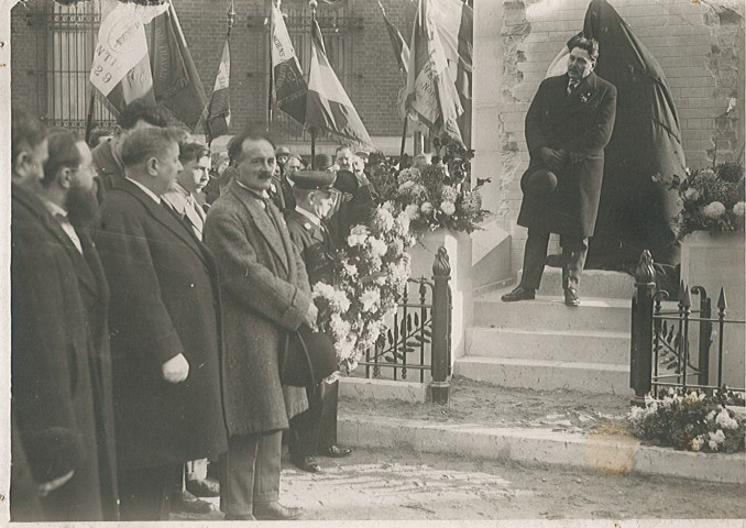 M. Delart, président du comté d'érection, s'apprêtant à dévoiler la stèle en hommage au résistant Ernest Deceuninck