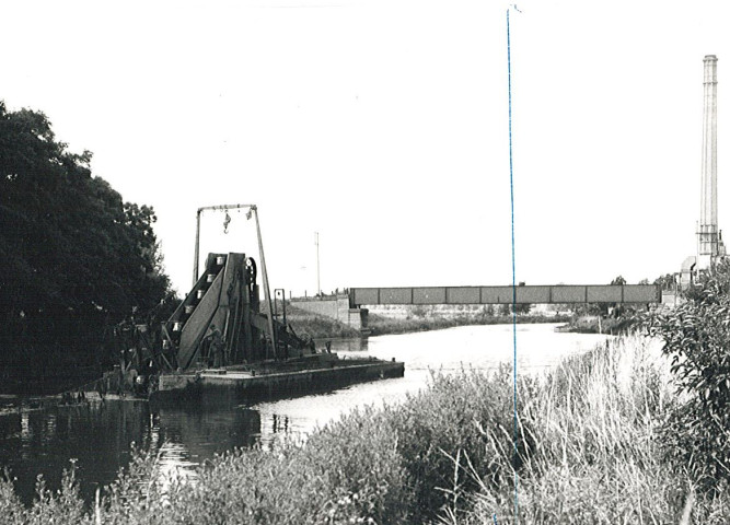 Usine d'incinération et passerelle vue du pont National