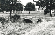 Prairie et corps de ferme [à la Chapelle d'Armentières]