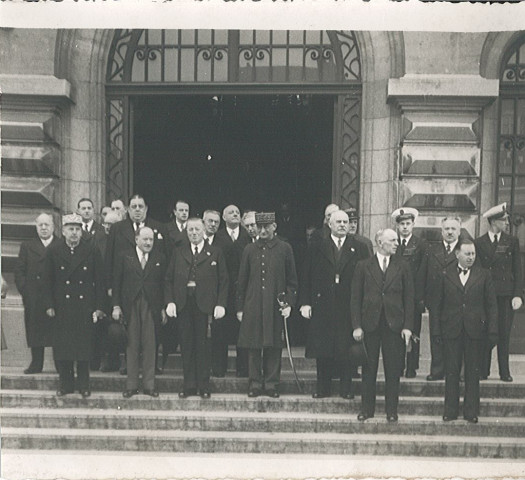 M. Julien, ministre des postes et télécommunications, et un groupe posant sur le perron de l'hôtel de ville pour le cinquantenaire de l'école nationale professionnelle