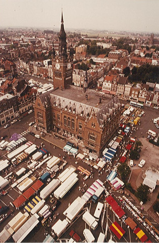 Vue aérienne de la place Saint-Vaast un jour de marché