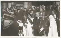 Reine des Nieulles et personnalités sur le perron de l'hôtel de ville