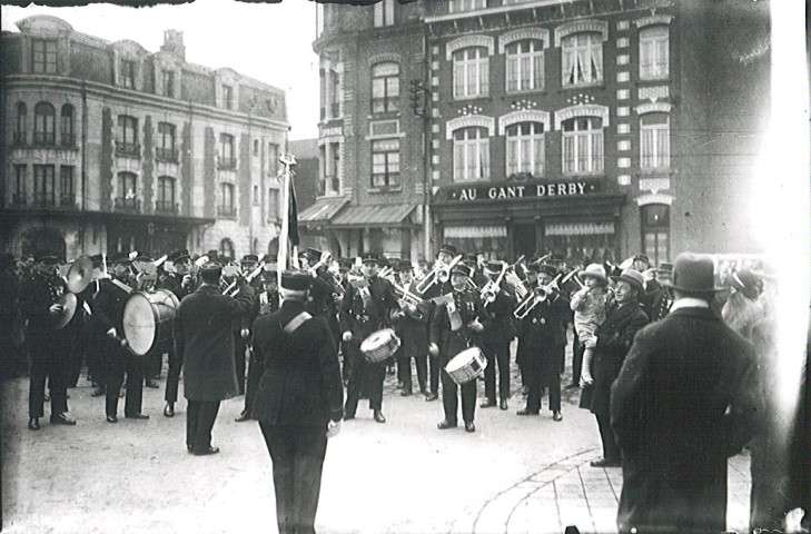 Fanfare jouant à côté du monument aux morts