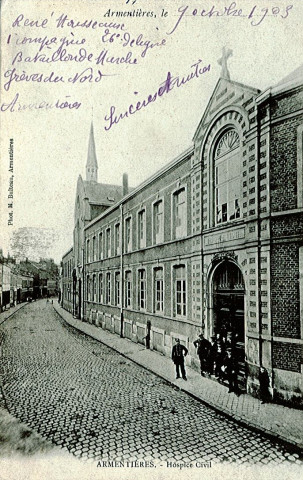 Gendarmes devant l'hospice civil