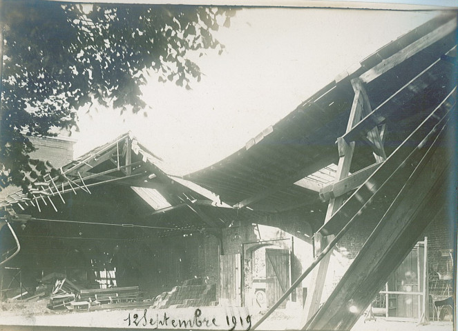 Cour du collège de garçons en ruines