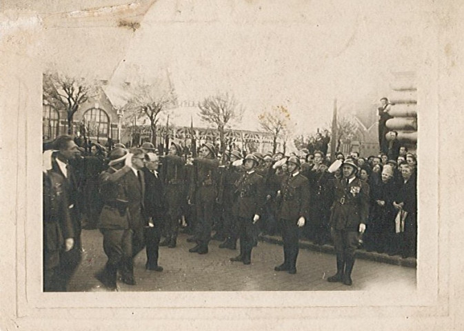 Personnalités passant en revue les fantassins lors du défilé du 14 juillet 1945 au centre-ville