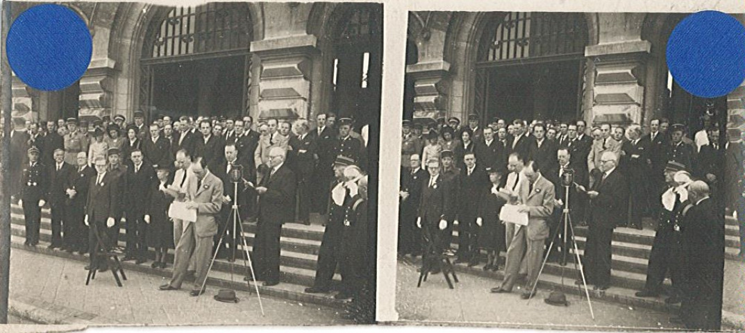 Georges Vankemmel et Gustave Duriez posant sur le perron de l'hôtel de ville