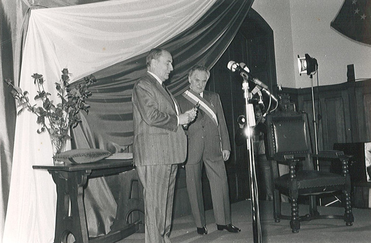 François Mitterrand remettant la légion d'honneur à Gérard Haesebroeck dans le grand salon de l'hôtel de ville