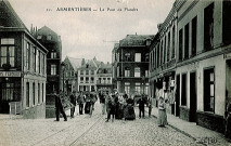 Groupe de passants sur le pont de Flandre