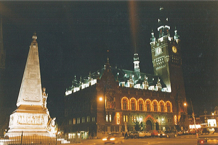 Monument aux morts, hôtel de ville et beffroi illuminés