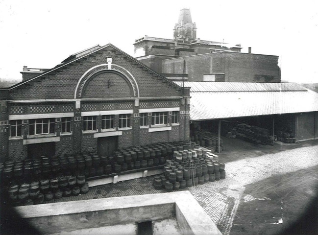 Cour de stockage des tonneaux à la brasserie malterie motte-Cordonnier