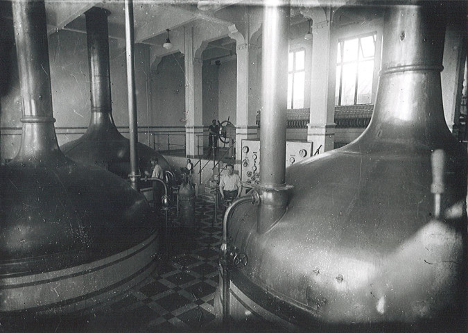 Mécaniciens dans la salle de brassage de la brasserie malterie Motte-Cordonnier