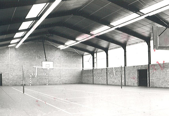 Intérieur de la salle omnisports, foyer de jeunes