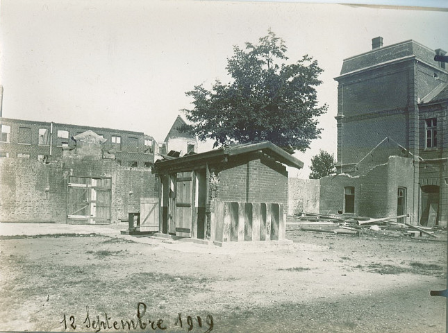 Cour du collège de garçons en ruines