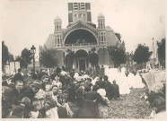 Procession religieuse lors d'une célébration dans le jardin place de la République