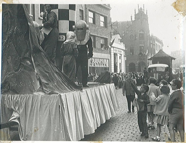 Char lors du défilé folklorique de la fête des Nieulles, rue de Lille