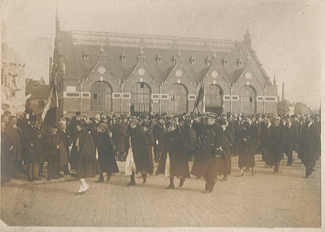 Passage d'une délégation de la Croix Rouge lors de l'inauguration du monument aux morts