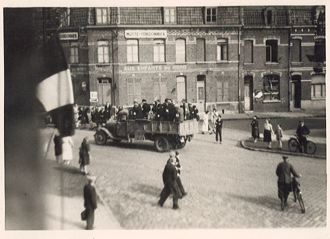 Résistants des Forces Françaises de l'Intérieur (FFI) à bord d'un camion rue du faubourg de Dunkerque