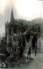 Soldats allemands devant les ruines de l'église Saint-Vaast