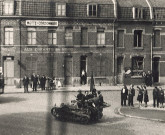 Résistants des Forces Françaises de l'Intérieur (FFI) à bord d'une chenillette rue du faubourg de Dunkerque