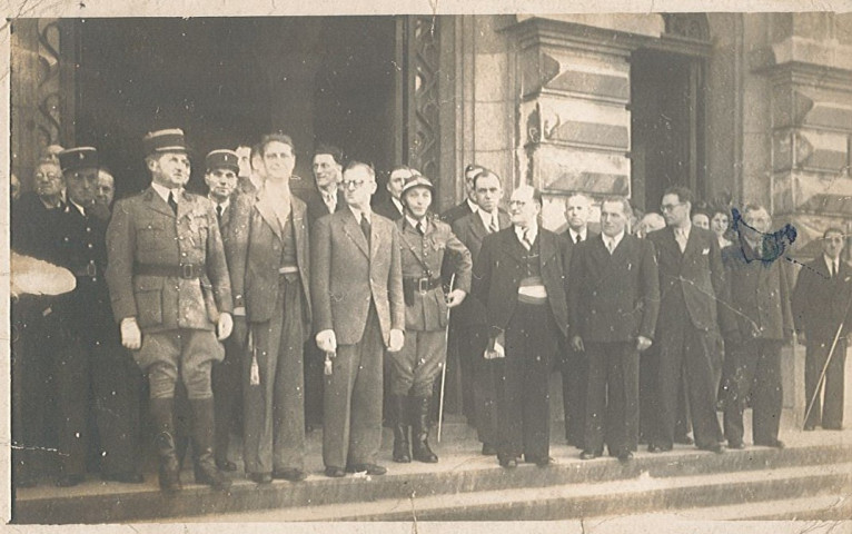 Personnalités posant sur le perron de l'hôtel de ville lors du défilé du 14 juillet 1945