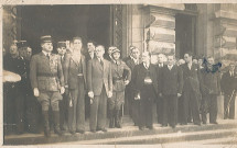 Personnalités posant sur le perron de l'hôtel de ville lors du défilé du 14 juillet 1945