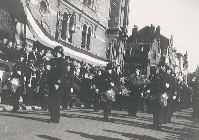 Passage de la fanfare des sapeurs-pompiers lors de la visite officielle de Vincent AUriol