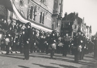 Passage de la fanfare des sapeurs-pompiers lors de la visite officielle de Vincent AUriol